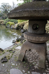 石灯籠のある東京の日本庭園の風景（旧安田庭園）
