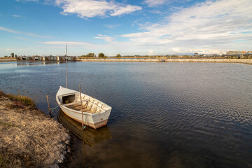 Obraz premium small wooden boat moored in the riverside area of ​​the city of Aveiro in Portugal
