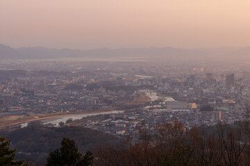 とても美しい日本の岡山県岡山市の笠井山の夜景