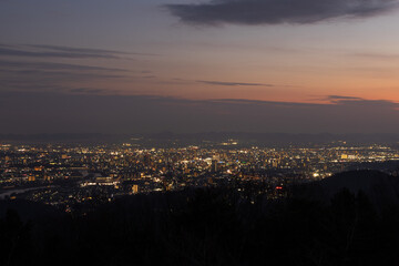 とても美しい日本の岡山県岡山市の笠井山の夜景