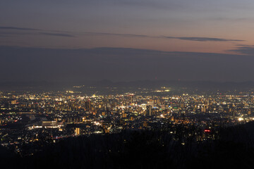 とても美しい日本の岡山県岡山市の笠井山の夜景