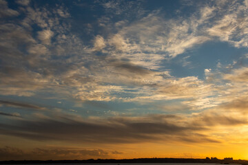 Fototapeta na wymiar 夕焼けの海と雲