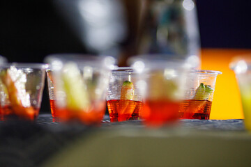 Varios vasos de granadina con fruta dentro