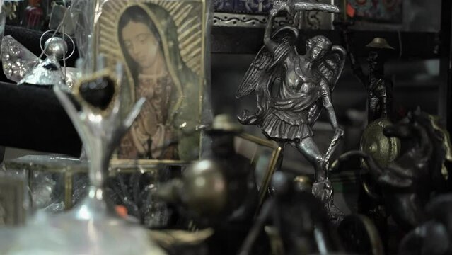 The Virgin Mary and an angel warrior, La Virgen Maria