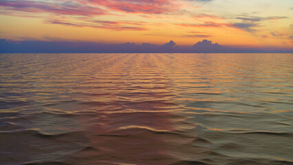 Obraz premium Seascape with a beautiful sunset over the water surface