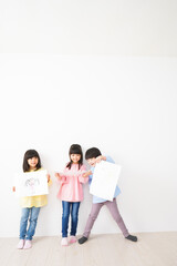 Naklejka premium 自分で描いた絵を見せる小さな子どもたち