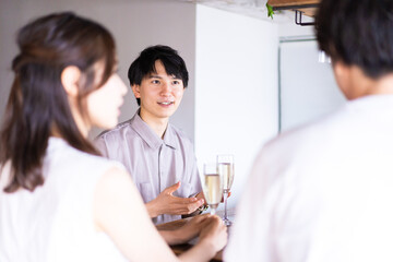 バーでお酒を飲む若者