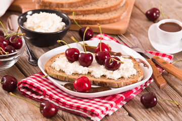 Rye bread with cottage cheese and cherries.