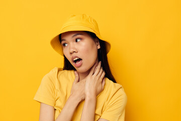 Naklejka premium pretty brunette casual wear studio hand gesture isolated background unaltered