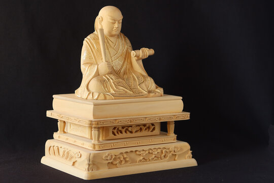 日本仏教日蓮宗の宗祖日蓮聖人の座像右向き