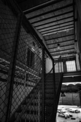 Escalera industrial, cercas, techos y ventanas industriales. Ángulos y rectas. Fondo vertical.