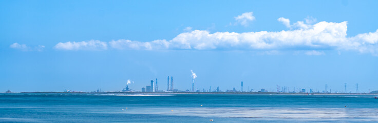 Fototapeta premium 青い空と海の工業地帯