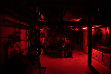 Maquinaria industrial térmica con ambiente y luz roja