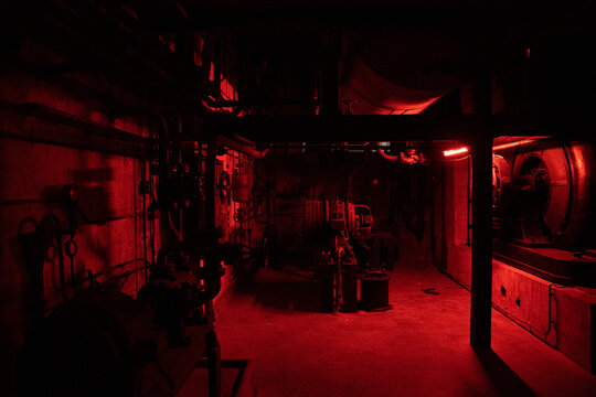 Maquinaria industrial t&eacute;rmica con ambiente y luz roja