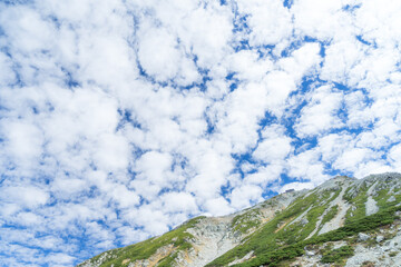 山と羊雲