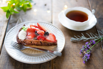 チョコ生地のベリータルト