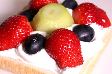 フルーツサンド作り　食パンの上のフルーツ