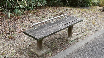 背もたれの代わりに手すりの付いた公園のベンチ