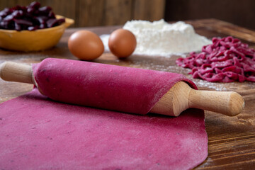 pasta fatta in casa con barbabietola rossa