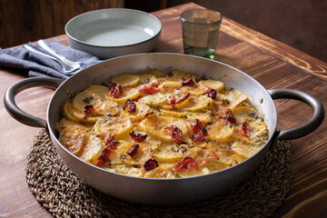 patate al forno con riso e pomodori