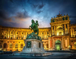 Poster Standbeeld van keizer Joseph II. Hofburgpaleis in Wenen Oostenrijk. Hofburgpaleis het is een oriëntatiepunt en een symbool van Wenen. © Tryfonov