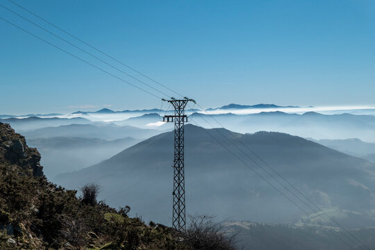 Vista panor&acirc;mica a partir das montanhas La Rhune no Pa&iacute;s Basco com um poste de alta voltagem logo &agrave; frente