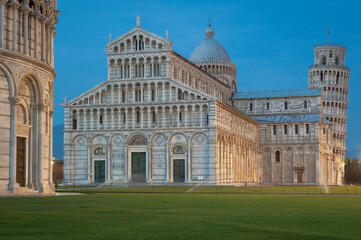 Fototapeta na wymiar Pisa. Facciata del Duomo all' imbrunire