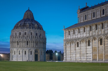 Fototapeta na wymiar Pisa. Piazza dei Miracoli con la cattedrale e il Battistero