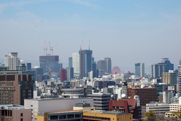 Fototapeta premium 建設中の高層ビルのある都市風景（大阪・梅田）