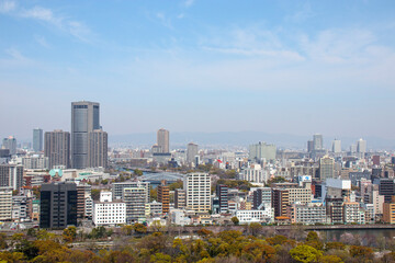 桜の咲く大阪城公園と大阪の街並み