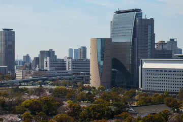大阪城の天守閣から眺める鯱鉾と大阪城公園