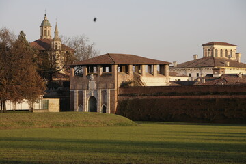 Sabbioneta, Parma. Porta della Vittoria con L'incoronata e il Palazzo Ducale