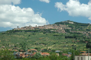 Cortona, Arezzo. Panorama della città in collina, dal basso