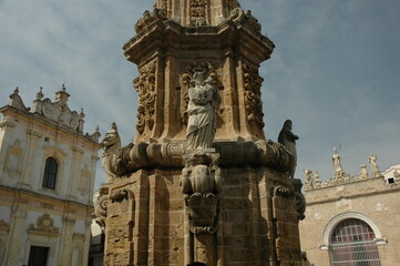  Nardò, Lecce. Piazza Salandra con dettaglio della Guglia barocca dell'Immacolata 