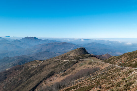 Vista panorâmica desde a montanha de La Rhone no País Basco