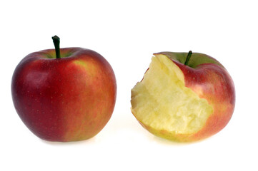 Pomme entière et pomme croquée en gros plan sur fond blanc