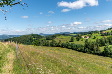 Fototapeta na wymiar Paysage des montagnes d'Auvergne avec vue sur une vallée verdoyante