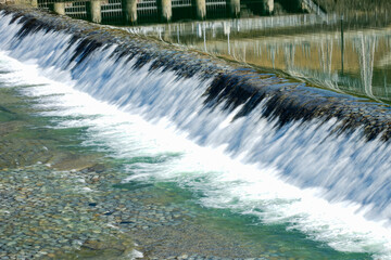 豊富な水流を誇る木曽川の堰（長野県木曽郡大桑村　関西電力須原発電所）