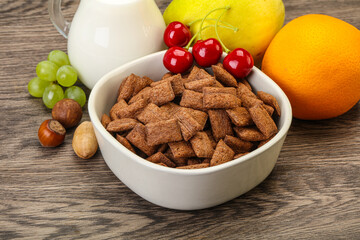 Breakfast with corn chokolate pads and milk