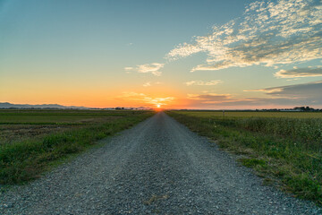 砂利道と夕焼け