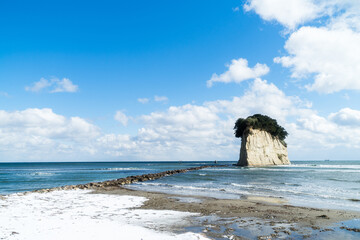 冬の海岸線と見附島