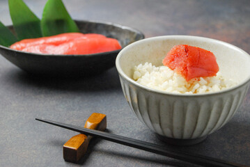 土鍋で炊いた温かいごはんと明太子