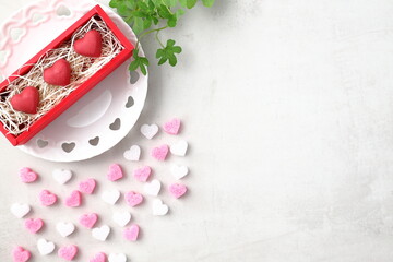 ハート型のチョコレートとハートがいっぱい｜バレンタイン・ホワイトデーのイメージ