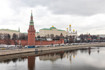 Obraz premium View of the Kremlin Towers and the Grand Kremlin Palace on a cloudy winter day