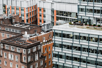 Dichte Häuserschluchten mit Kontrast zwischen klassischer und moderner Architektur in London