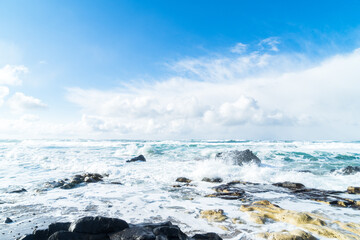 荒れる日本海と青空