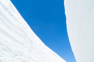 雪の大谷と青空