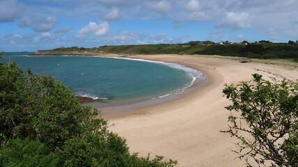 Paysage de côte et de mer en Bretagne, avec un panorama sur la plage déserte de sable fin de l'anse du Verger, à Cancale (France)