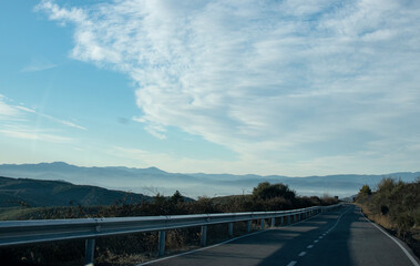 Vista de la carretera con las montañas al fondo