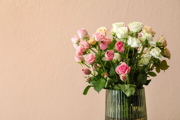 Vase with bouquet of beautiful fresh roses on color background